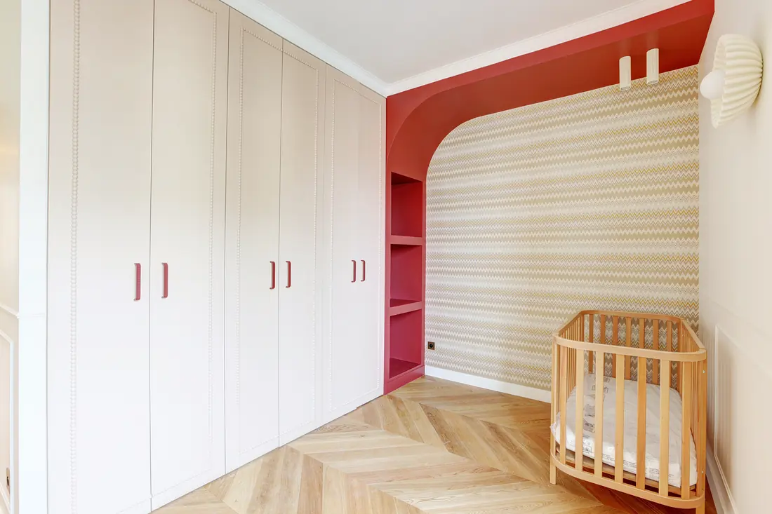 Chambre d'enfant avec placards laqués, arche et niche rouge, papier peint graphique