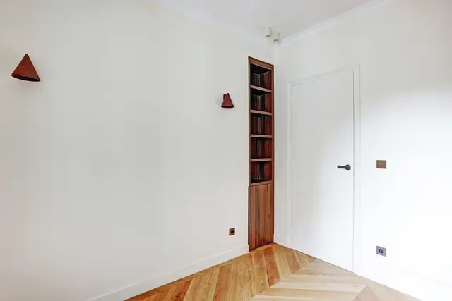 Couloir avec niche en noyer, prises encastrées et peinture finie