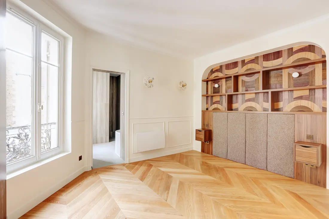 Bibliothèque sur mesure en marqueterie avec banquette intégrée