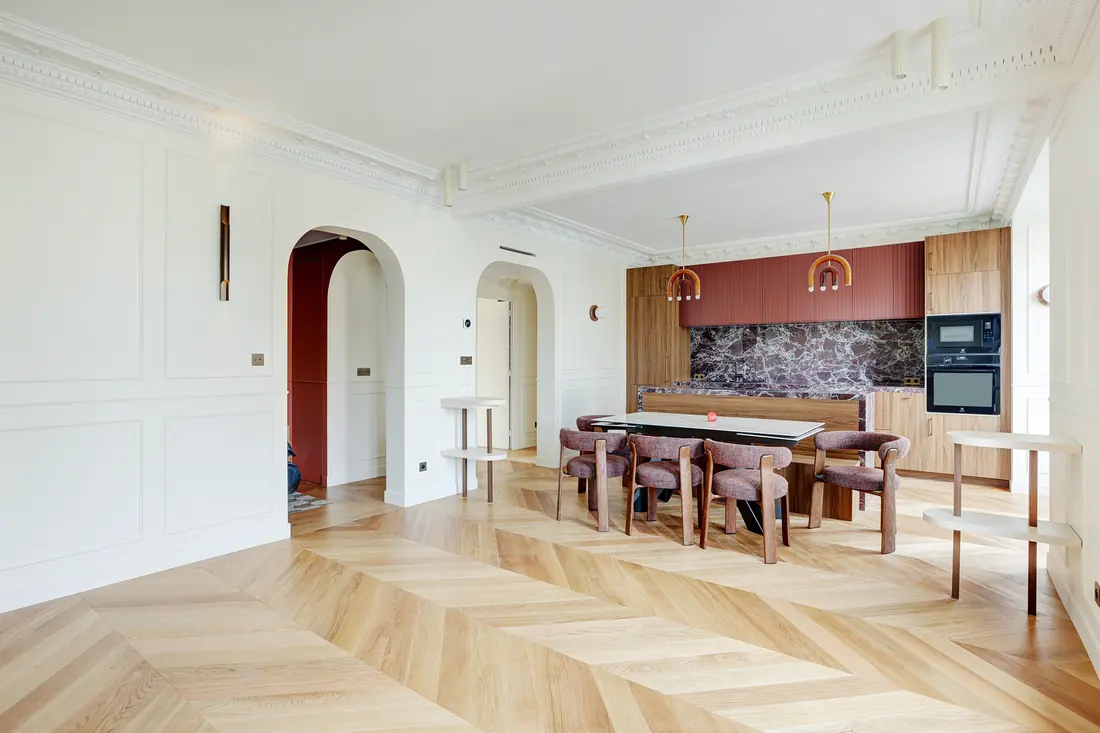 Séjour ouvert sur la cuisine, arches, moulures et parquet en point de Hongrie