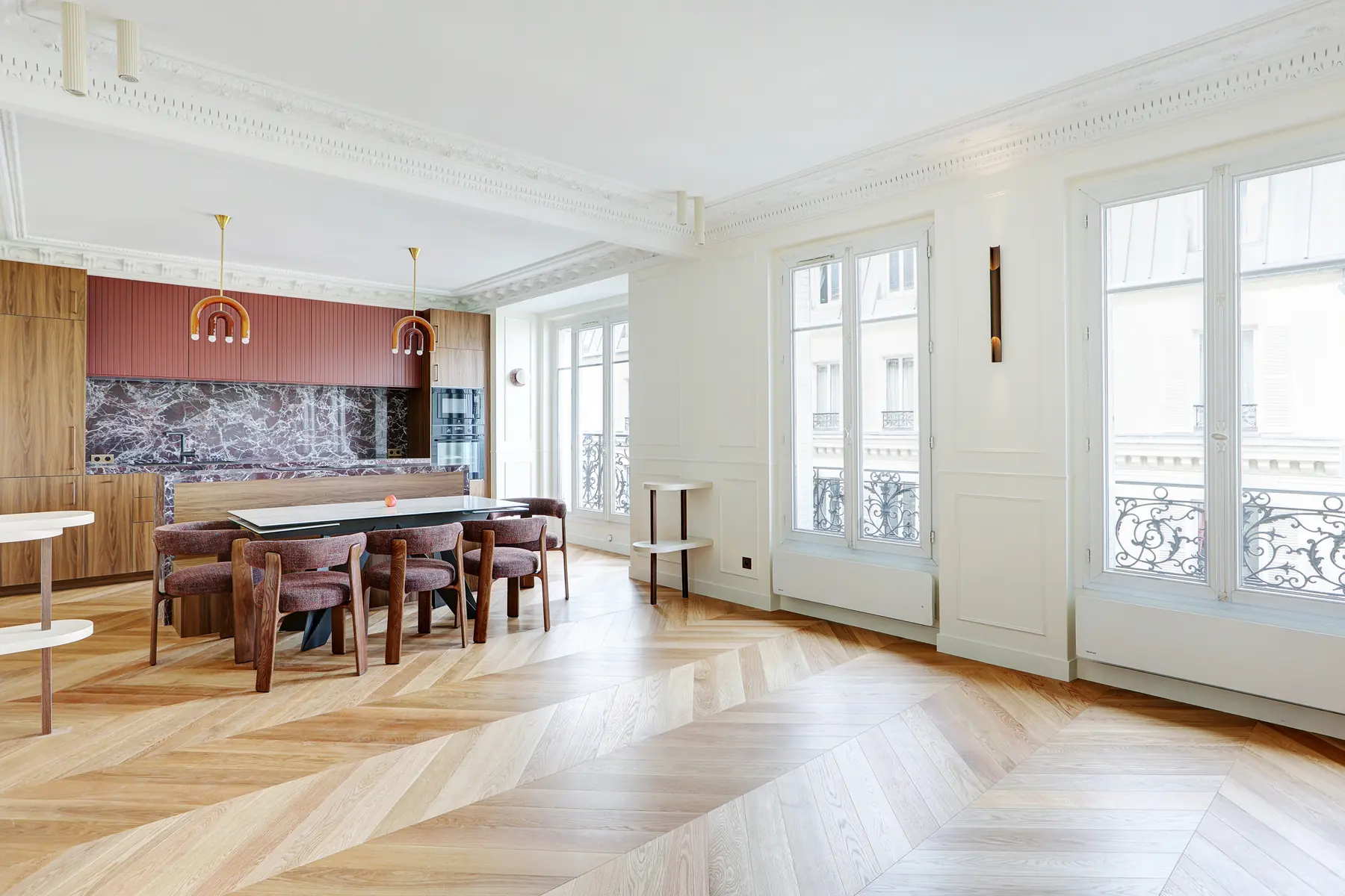 Séjour traversant avec parquet en point de Hongrie, moulures et trois fenêtres sur balcon