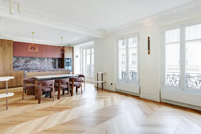Séjour avec parquet en point de Hongrie, moulures et fenêtres à petits bois